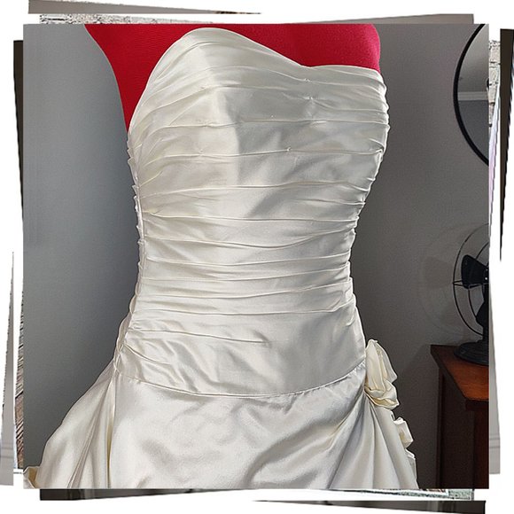 Vintage 2004 Ivory Silk Satin Wedding Gown w Floral Detail by Monique L'Huillier - Picture 5 of 8